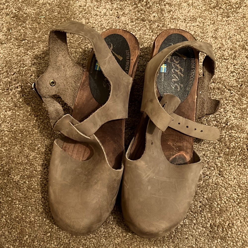 Lotta’s Clogs T strap